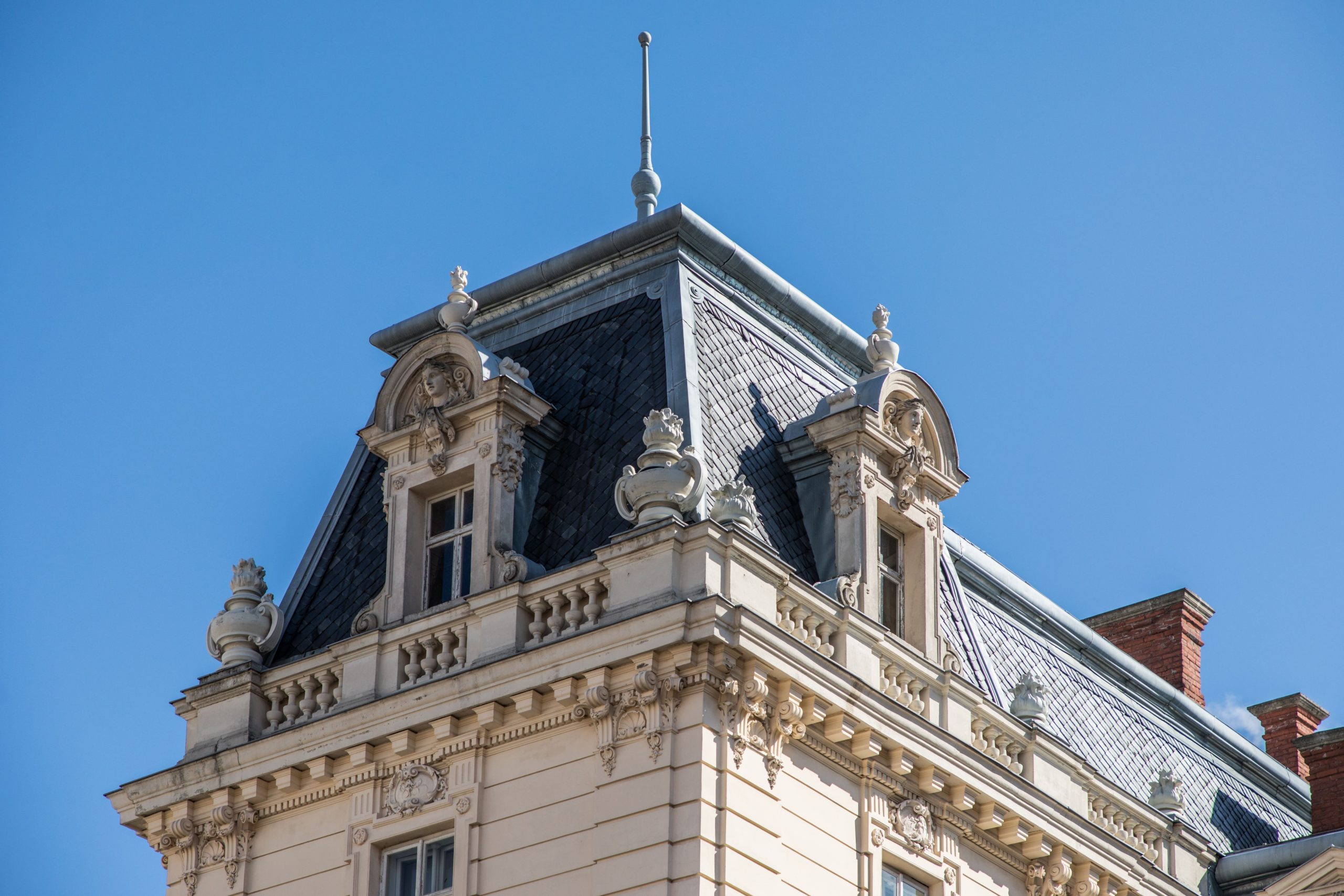 Fachada de edifício com detalhes de arquitetura neoclássica. Grande inspiração para arquitetura de luxo.