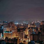 Ambiente noturno de São Paulo.