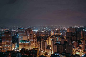 Ambiente noturno de São Paulo.