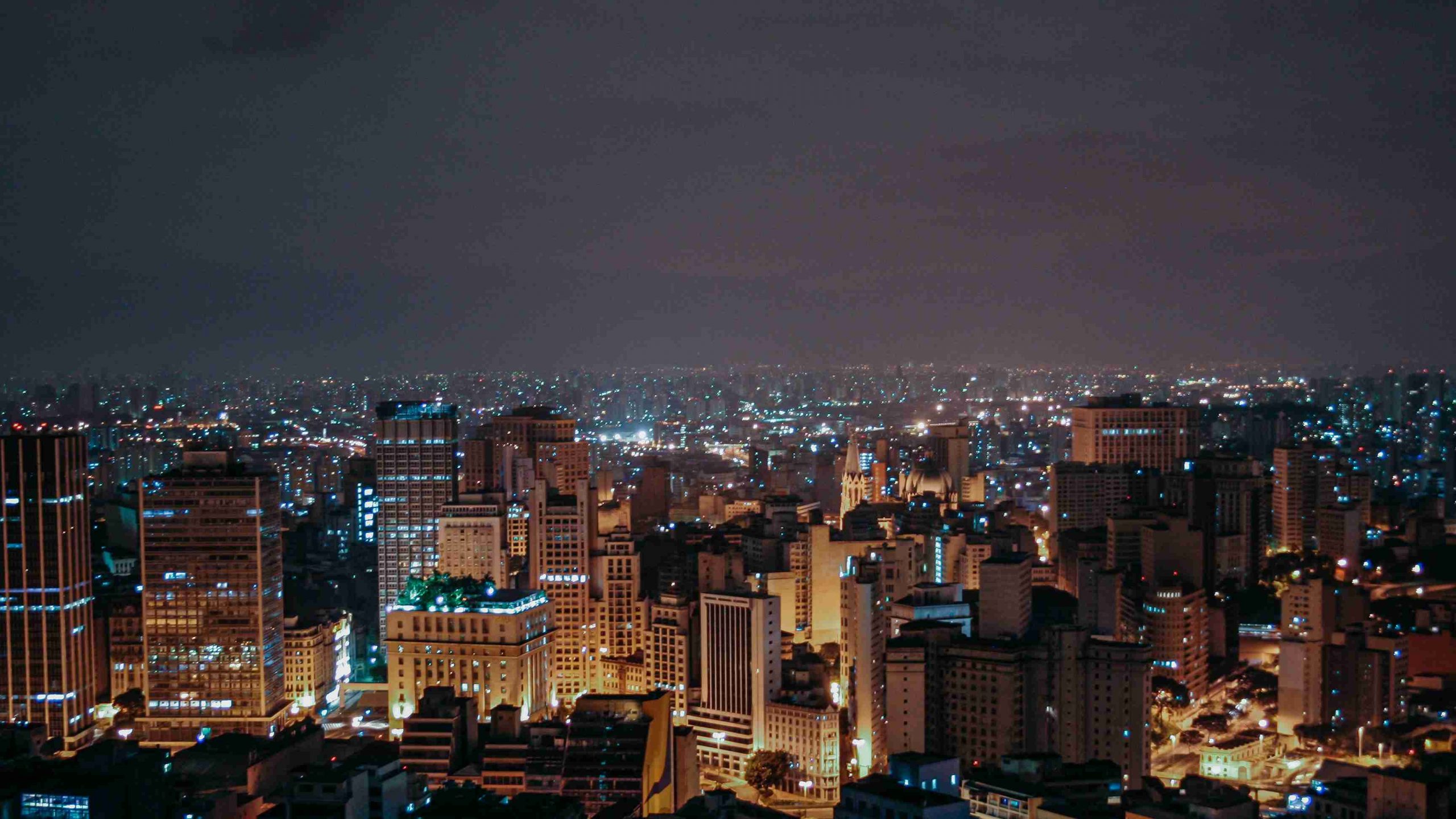 Ambiente noturno de São Paulo.